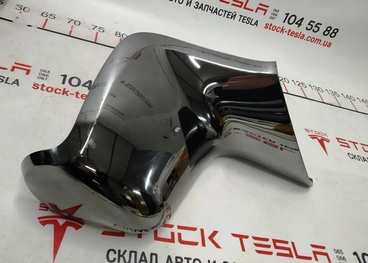 9 Накладка хром 2-го ряду сидінь зовнішня ліва Tesla model X 1062962-00-B