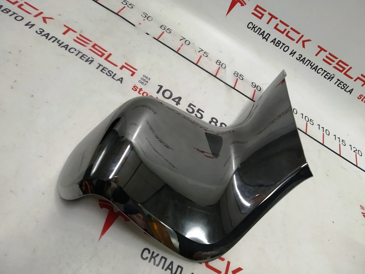 9 Накладка хром 2-го ряду сидінь права зовнішня з ушкодженням Tesla model X 1062971-00-B