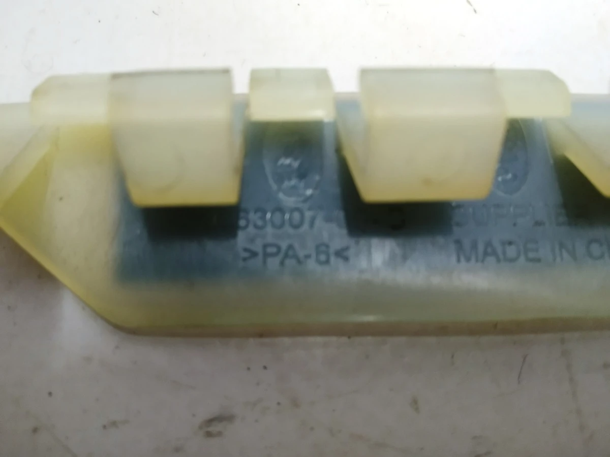 12 Кронштейн накладки панелі двірників правої гумової Tesla model X 1063007-00-C