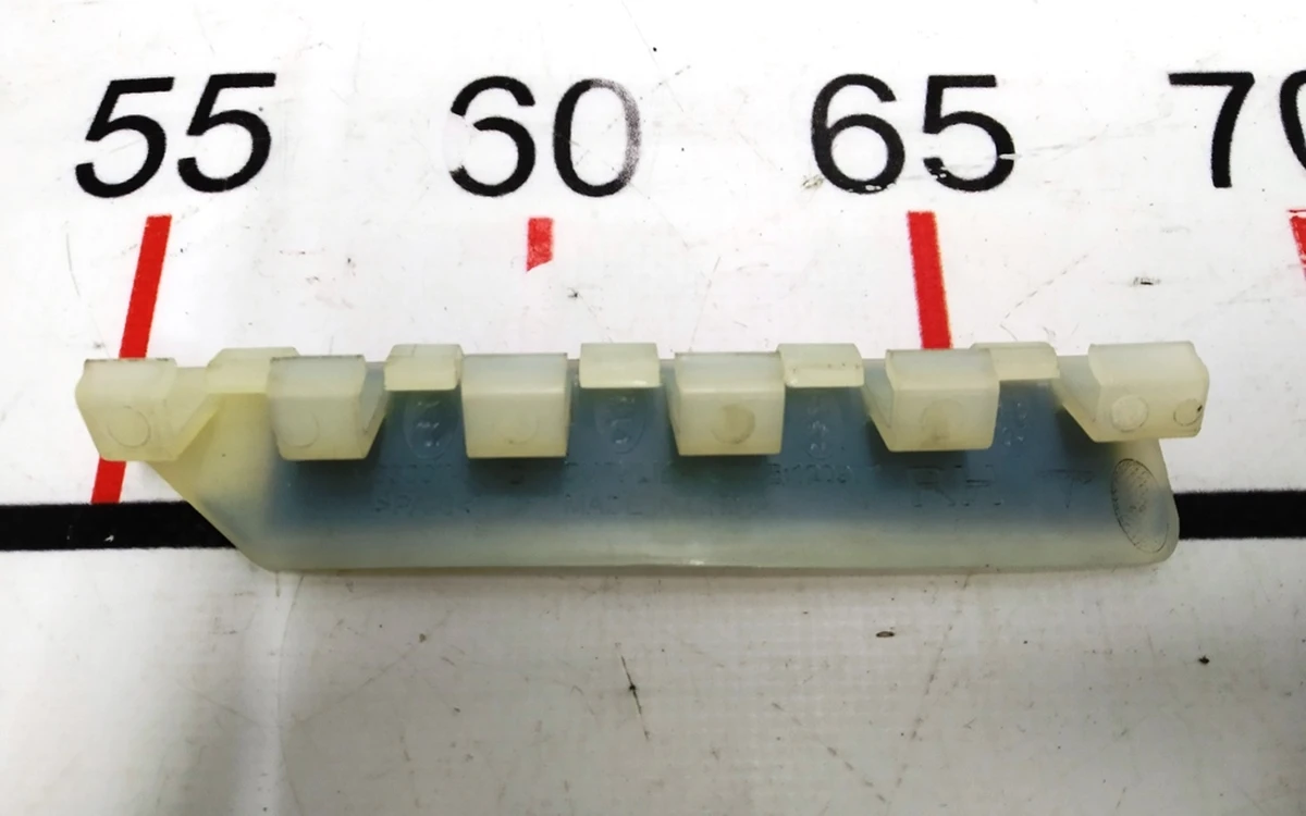 12 Кронштейн накладки панелі двірників правої гумової Tesla model X 1063007-00-C