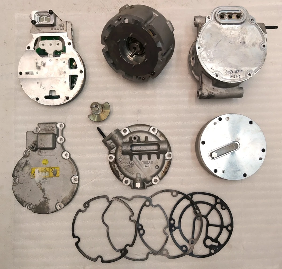 1 Компресор кондиціонеру в розібраному вигляді Tesla model S REST 1063369-00-F