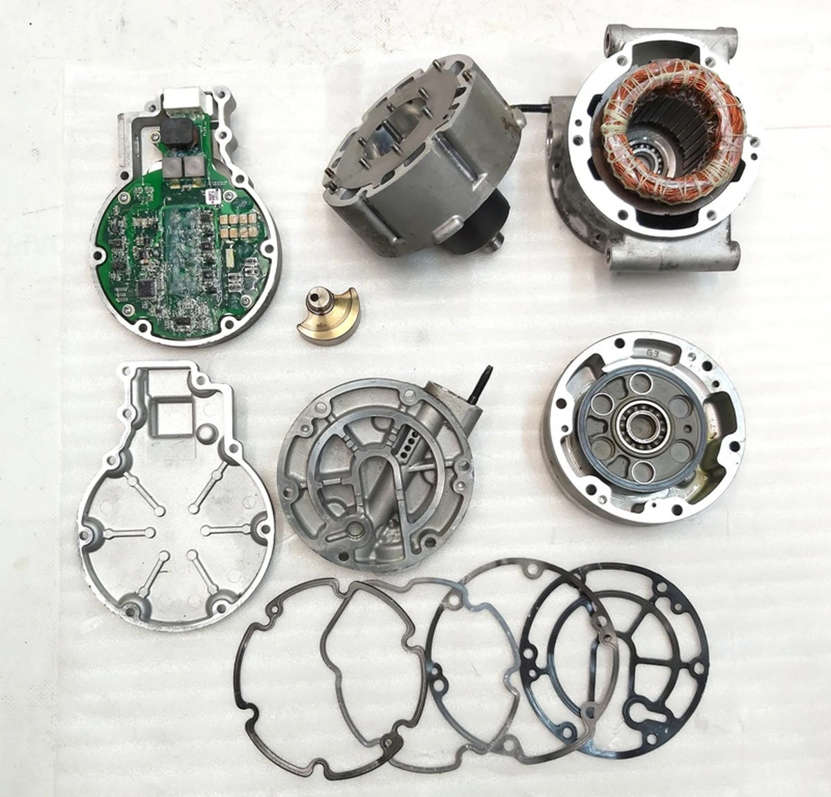 1 Компресор кондиціонеру в розібраному вигляді Tesla model S REST 1063369-00-F