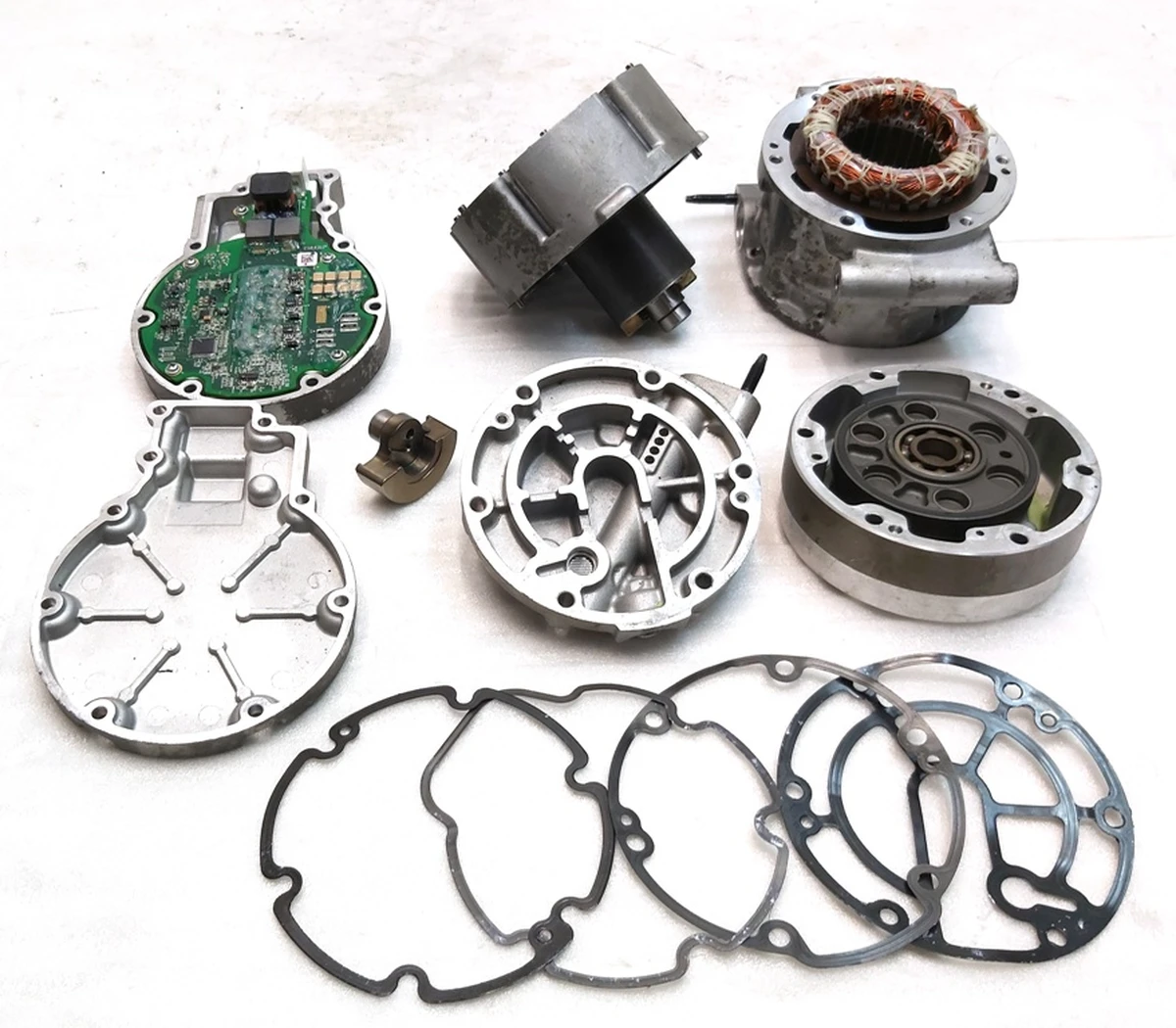 1 Компресор кондиціонеру в розібраному вигляді Tesla model S REST 1063369-00-F