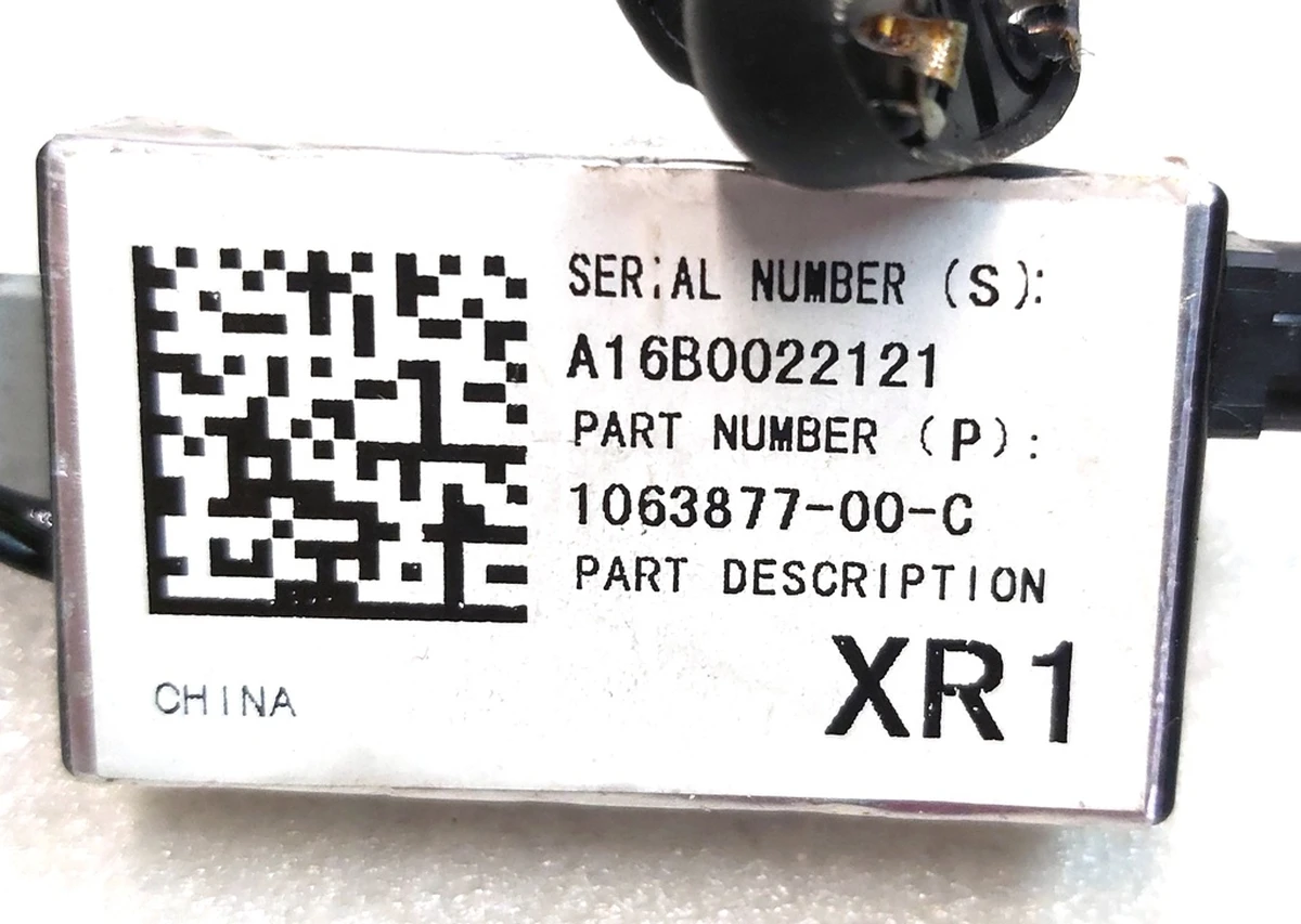 2 Антенна підсилювач XR1 зі слідами окиснення Tesla model X 1063877-00-C