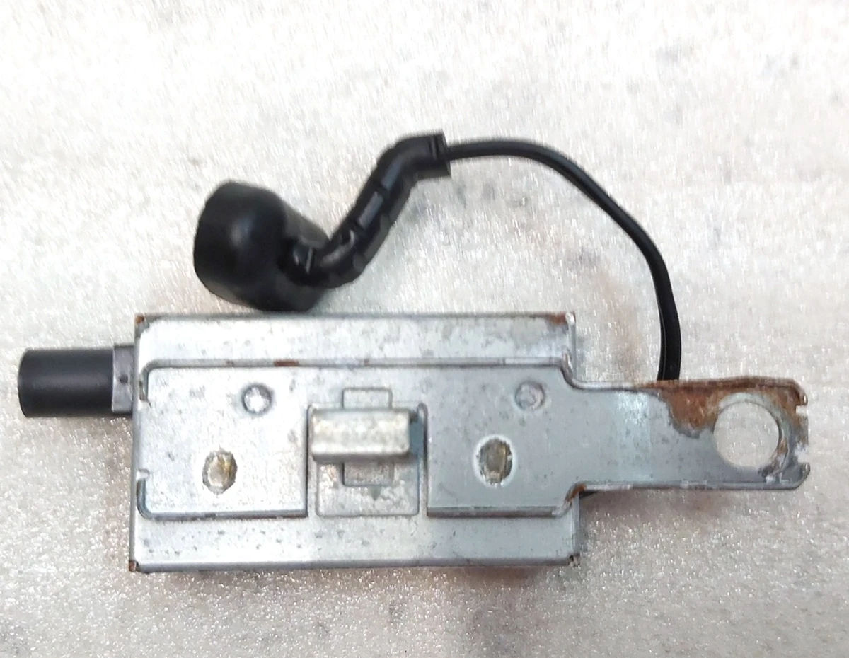 2 Антенна підсилювач XR1 зі слідами окиснення Tesla model X 1063877-00-C