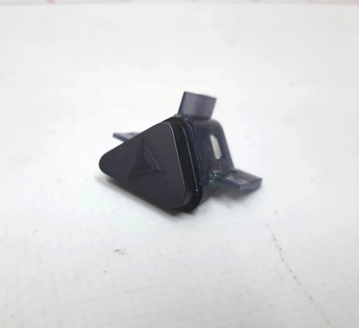 2 Кнопка аварійного сигналу Tesla model X 6008905-00-C