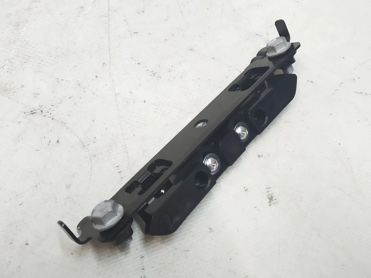 Кронштейн демпфер (отбойник) верхней панели задних дверей Tesla Model X 1064246-00-D