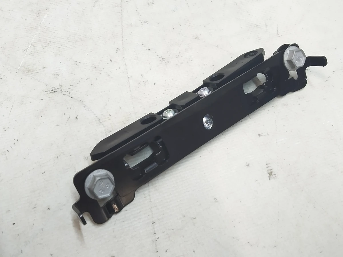 Кронштейн демпфер (отбойник) верхней панели задних дверей Tesla Model X 1064246-00-D