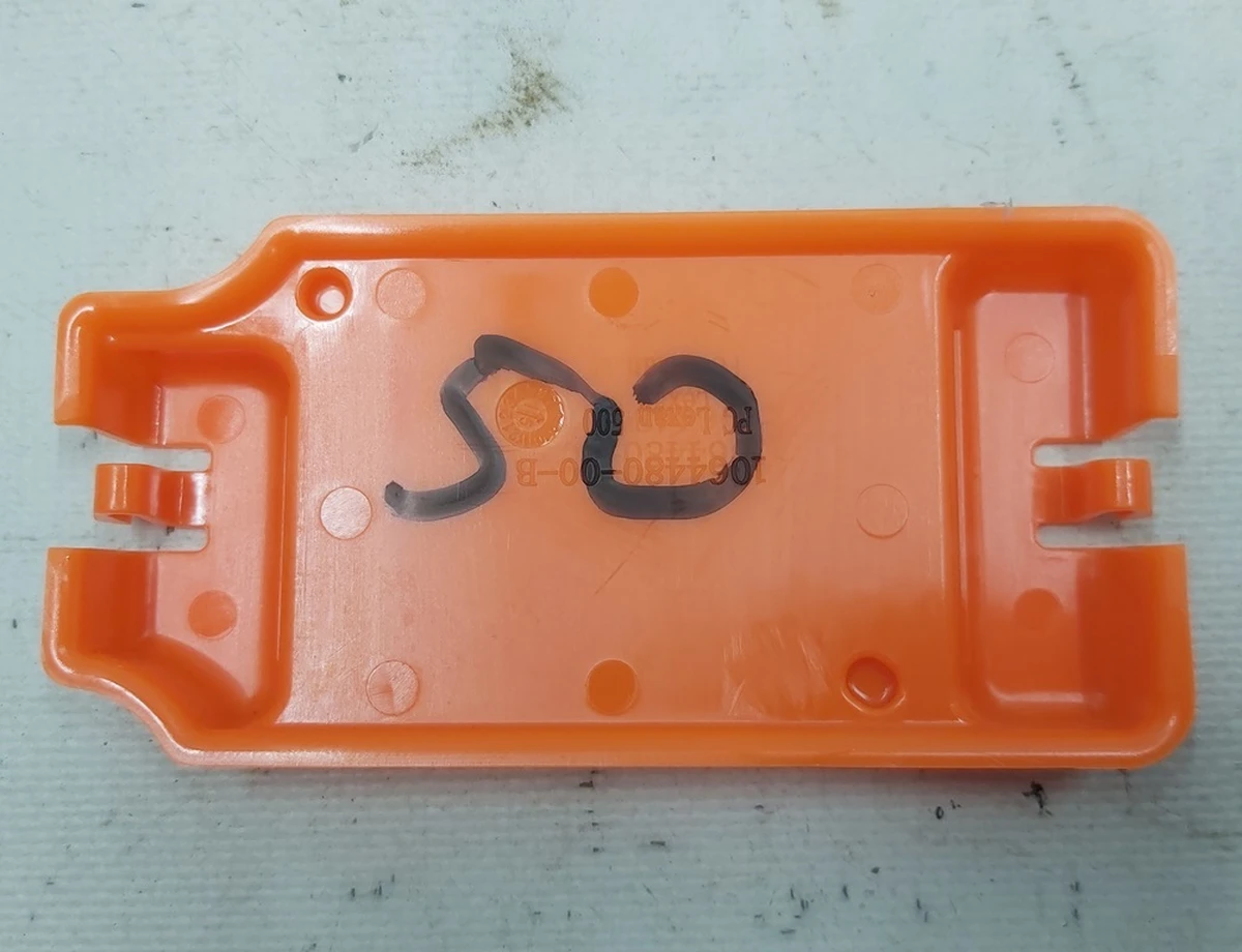 27 Кришка запобіжників основної батареї з інформаційною панеллю Tesla model REST model X 1067110-00