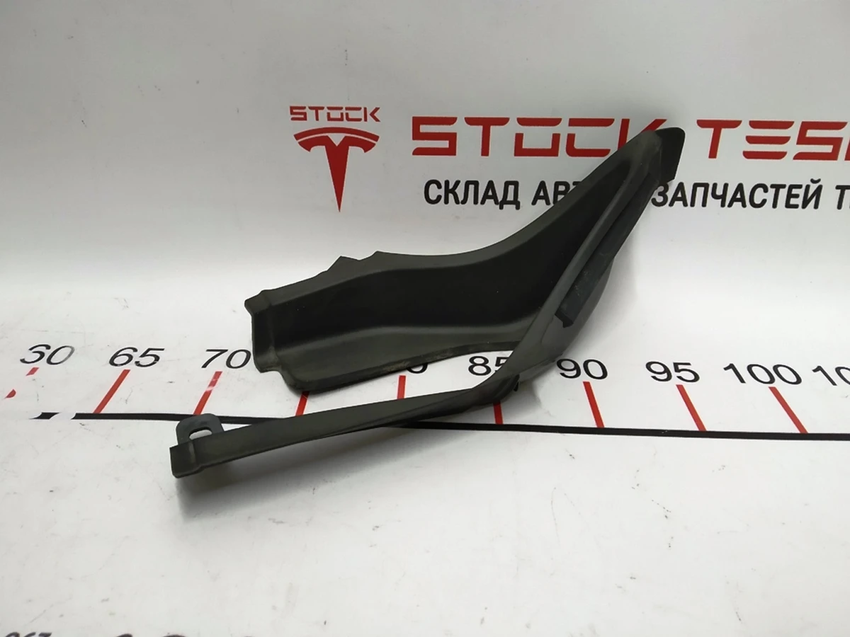 8 Накладка панелі двірників ліва гумова Tesla Model X 1064602-00-C