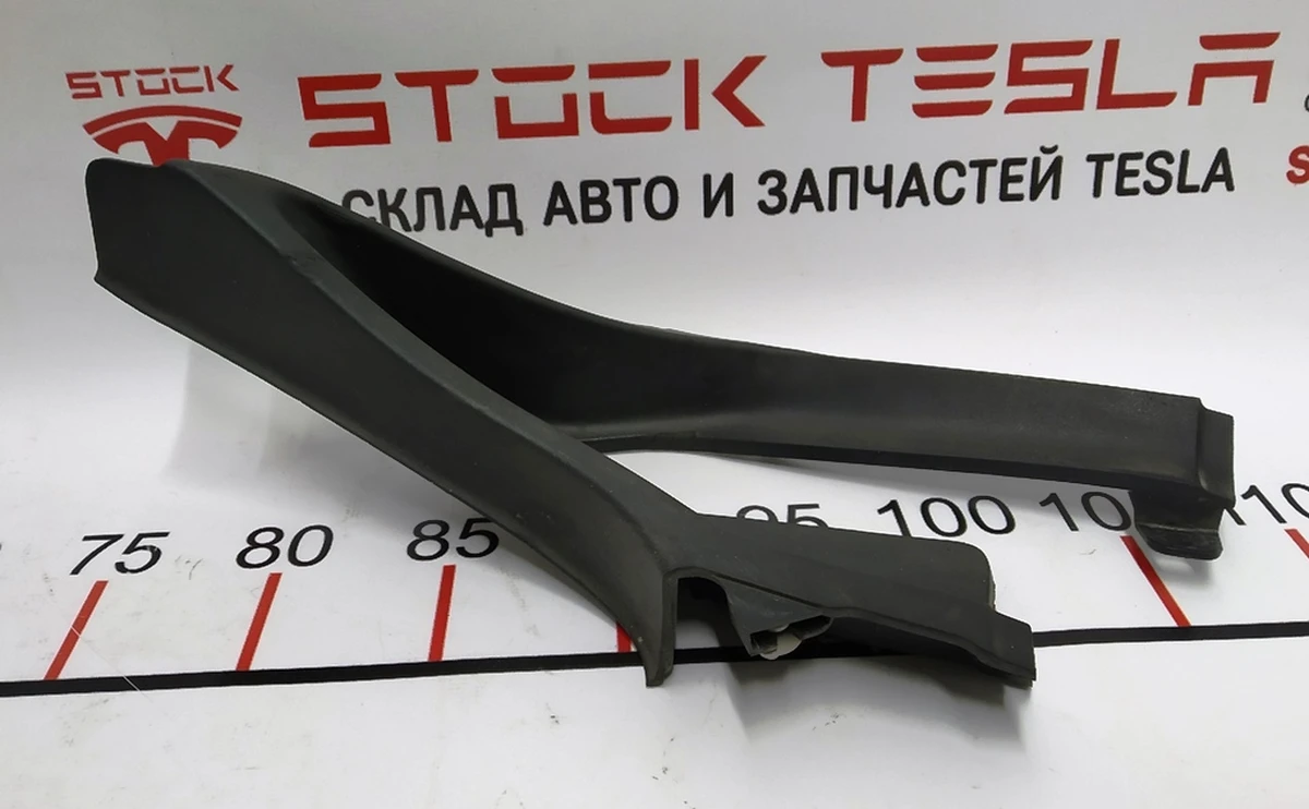 8 Накладка панелі двірників ліва гумова Tesla Model X 1064602-00-C