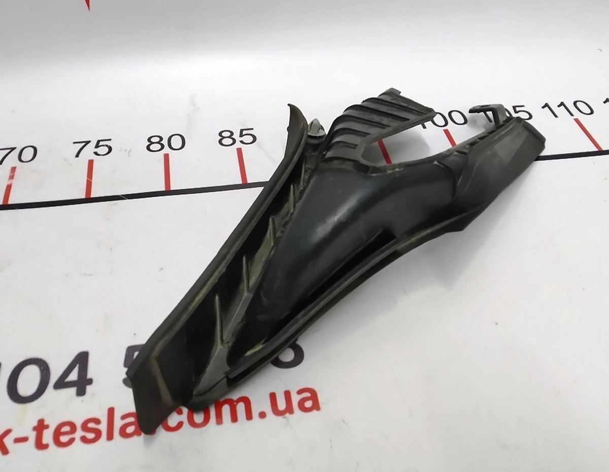 8 Накладка панелі двірників ліва гумова Tesla Model X 1064602-00-C
