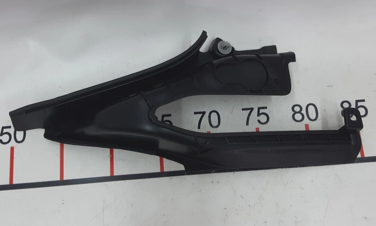 8 Накладка панелі двірників ліва гумова Tesla Model X 1064602-00-C