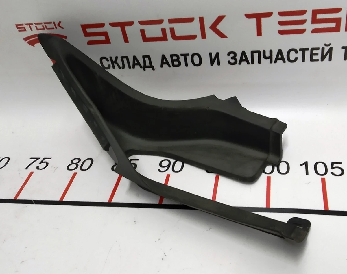 9 Накладка панелі двірників права гумова Tesla Model X 1064603-00-C