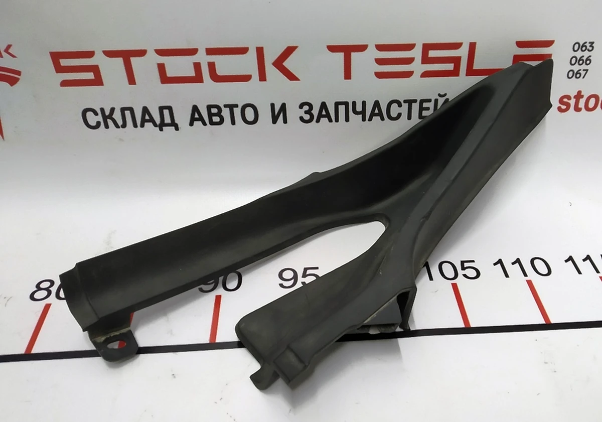 9 Накладка панелі двірників права гумова Tesla Model X 1064603-00-C