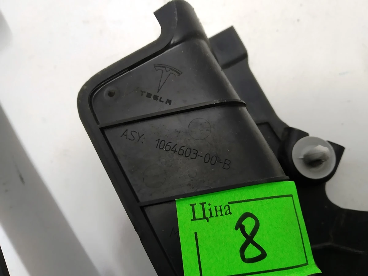 9 Накладка панелі двірників права гумова Tesla Model X 1064603-00-C