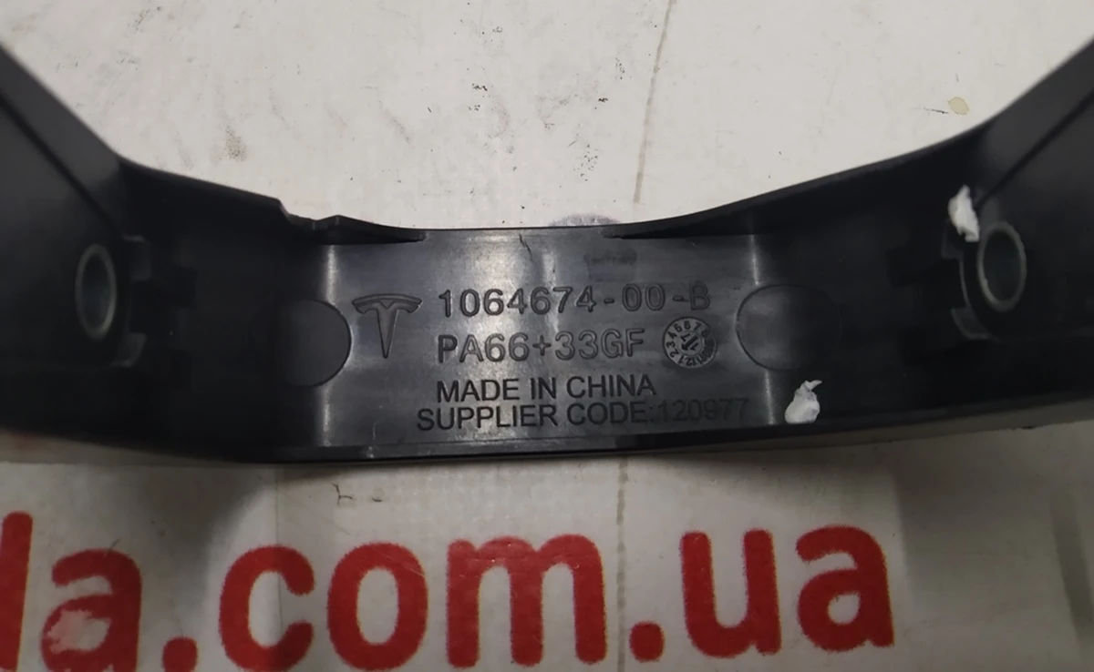 3 Кронштейн компресора (пластик) верхній притискний NEW Tesla model S REST 1064674-00-B