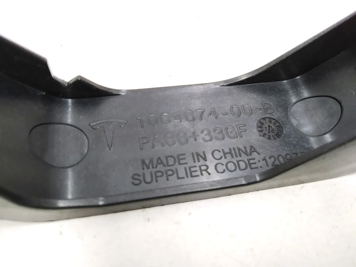 3 Кронштейн компрессора (пластик) верхний прижимной в сборе с крепежом-амортизатором Tesla model S REST 1064674-00-B