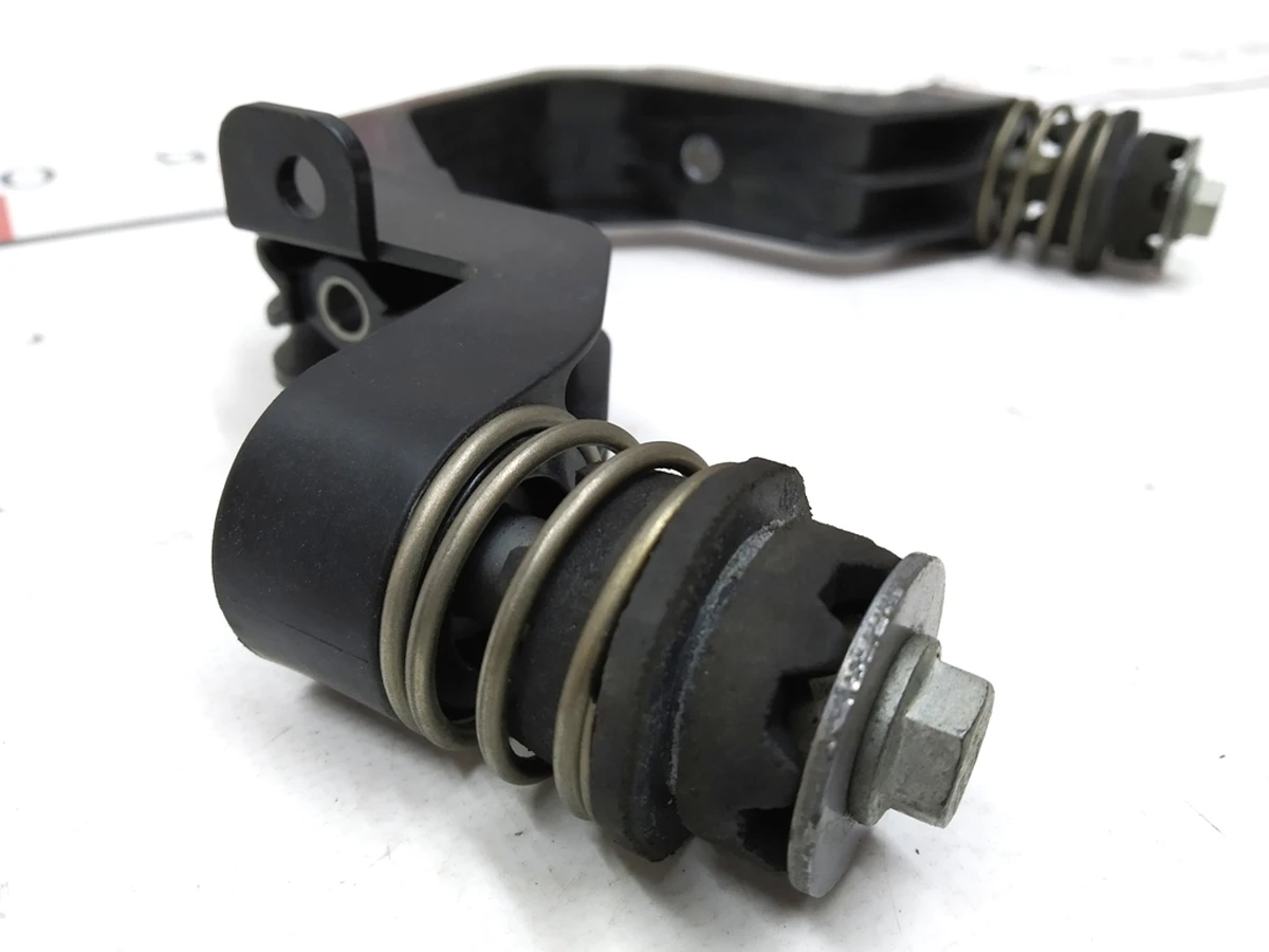 3 Кронштейн компрессора (пластик) верхний прижимной в сборе с крепежом-амортизатором Tesla model S REST 1064674-00-B