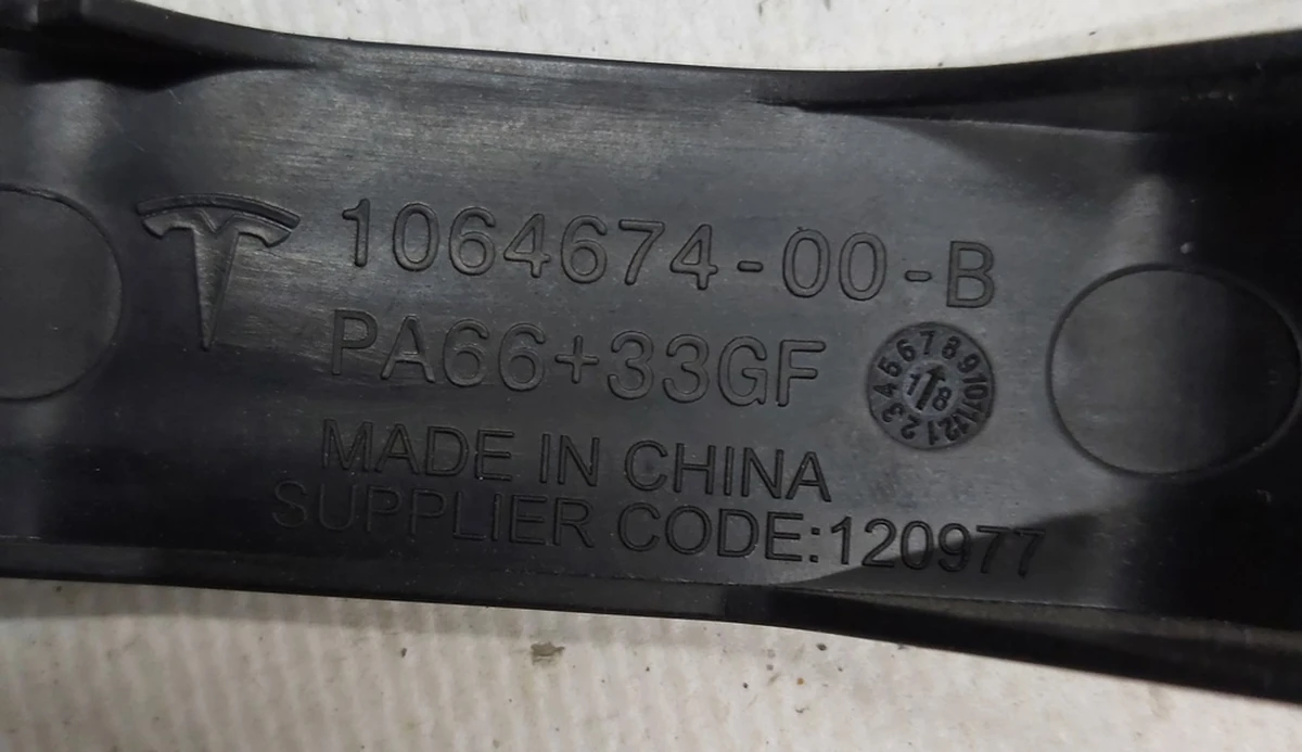 3 Кронштейн компресора (пластик) верхній притискний Tesla model S REST 1064674-00-B