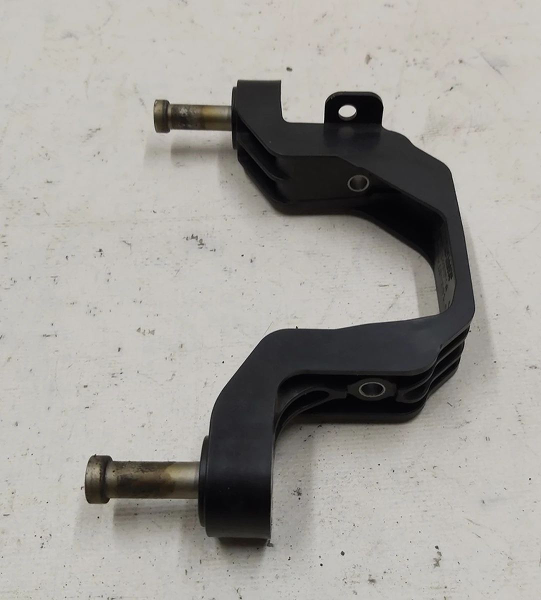 3 Кронштейн компресора (пластик) верхній притискний Tesla model S REST 1064674-00-B