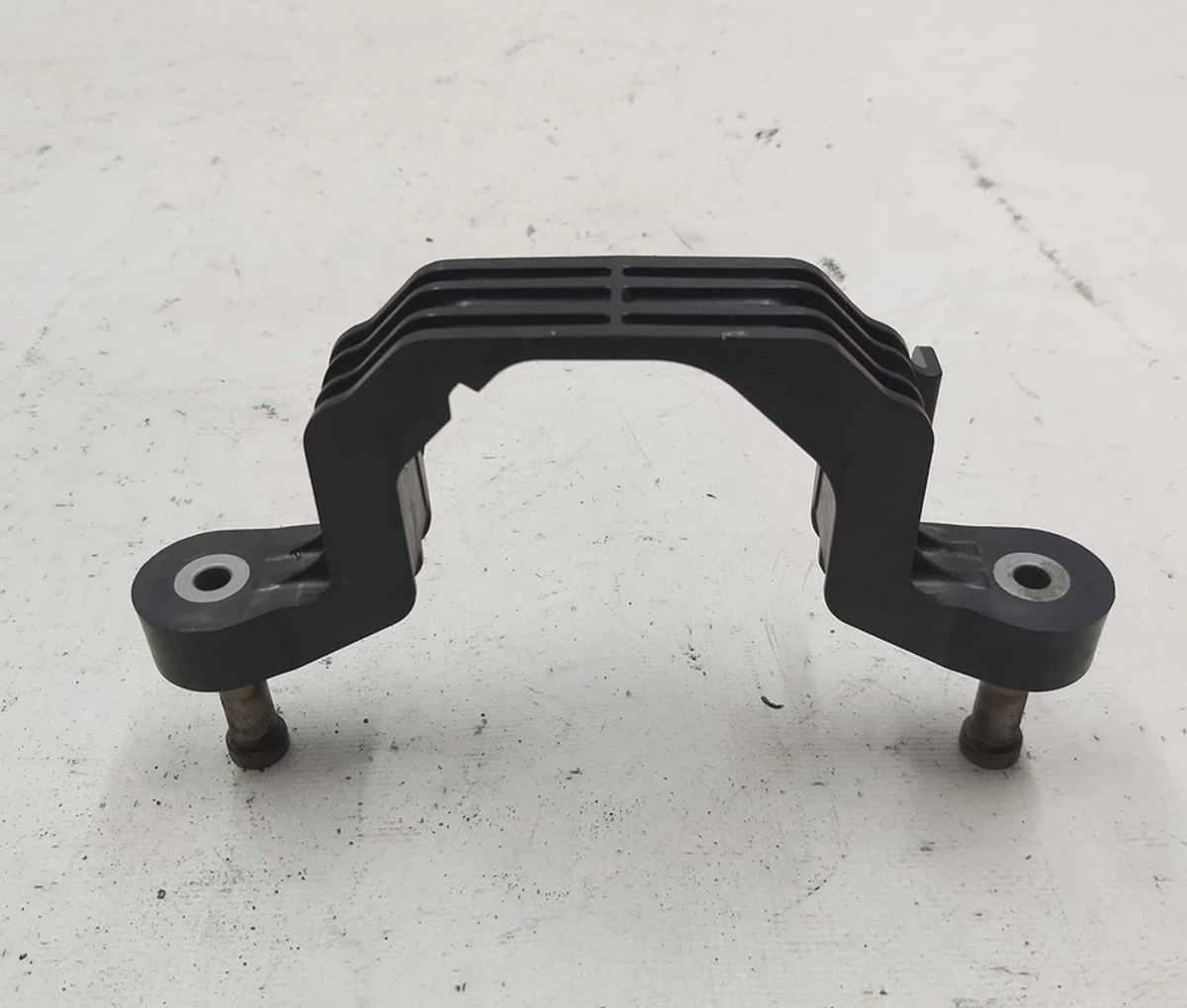 3 Кронштейн компресора (пластик) верхній притискний Tesla model S REST 1064674-00-B