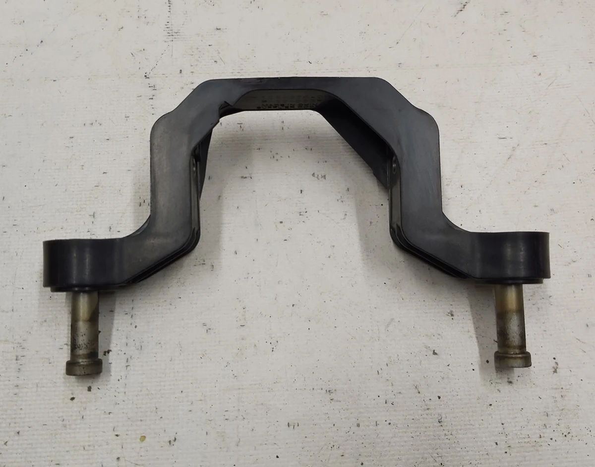 3 Кронштейн компресора (пластик) верхній притискний Tesla model S REST 1064674-00-B