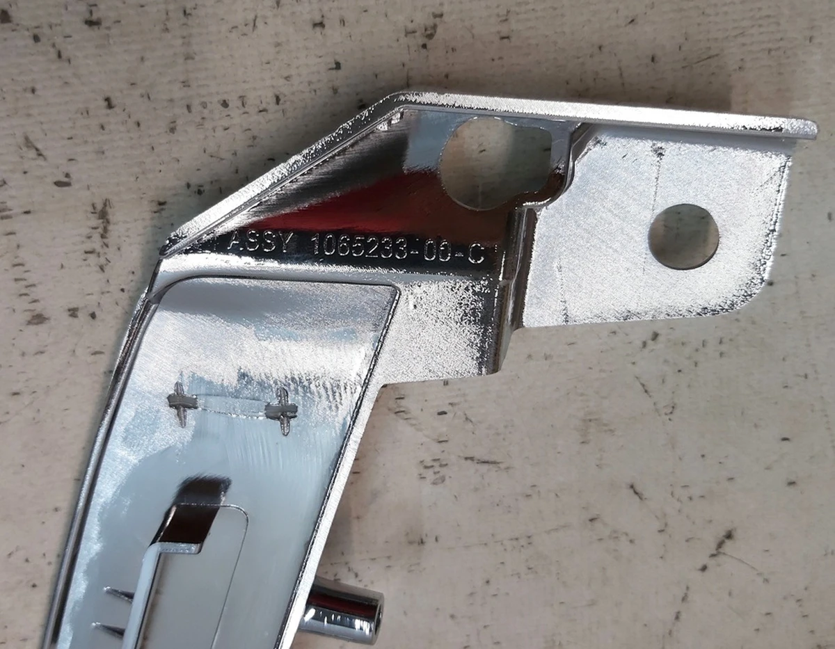 4 Накладка V-образна декоративна переднього гриля хром (пташка) Tesla model S REST 1065233-00-D