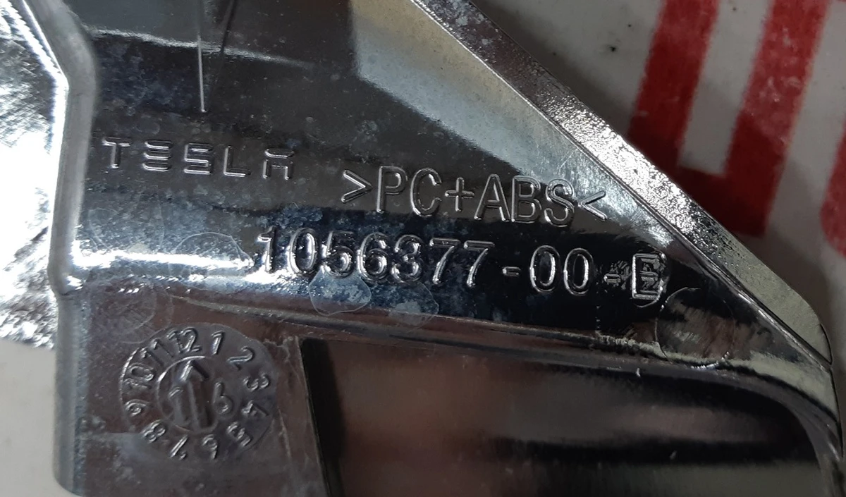 4 Накладка V-подібна декоративна переднього гриля хром (пташка) з пошкодженням Tesla model S REST 1065233-00-D