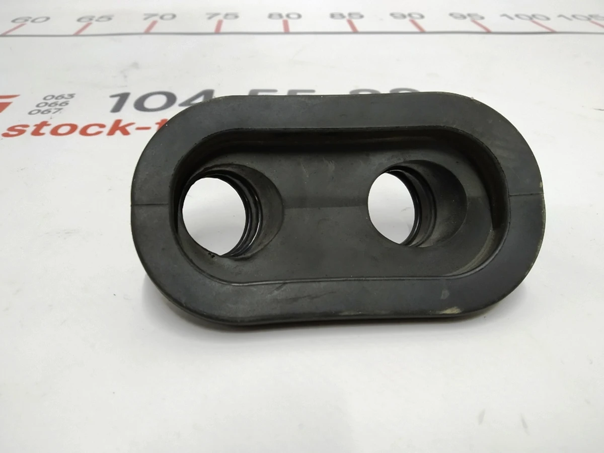 2 Фиксатор шланга системы охлаждения мотора Tesla model S REST 1065389-00-E