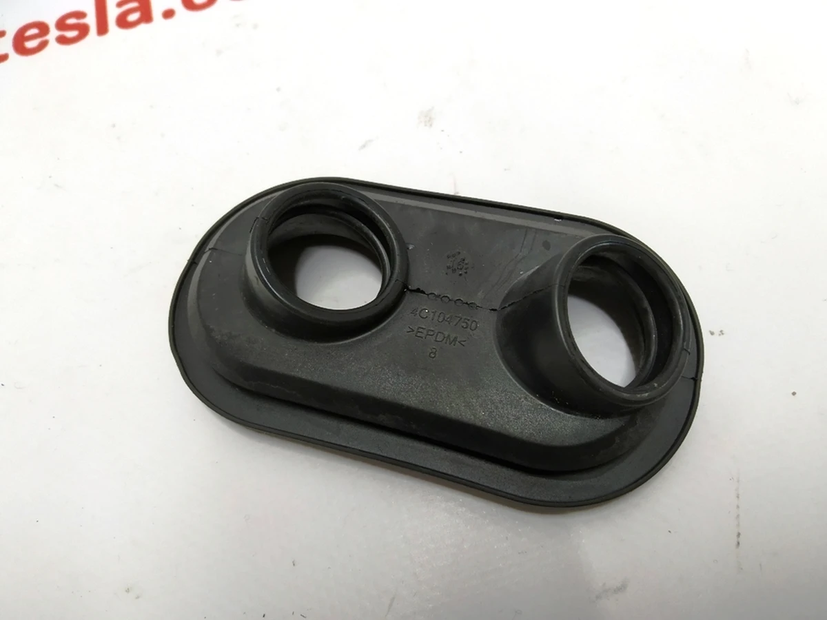 2 Фиксатор шланга системы охлаждения мотора Tesla model S REST 1065389-00-E