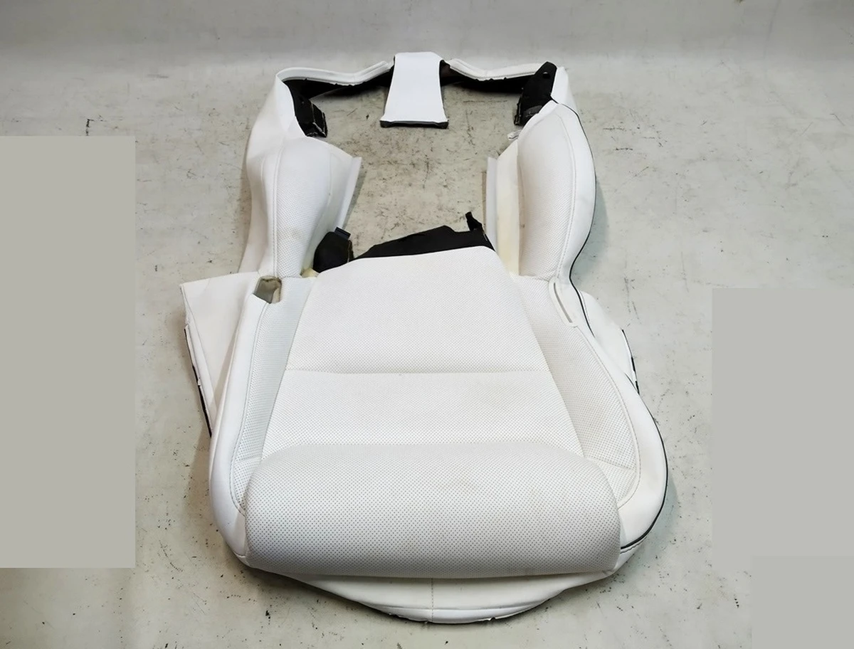 1 Обшивка нижньої частини одинарного лівого сидіння 2-го ряду LUX ULTRA WHTE Tesla Model X 1076072