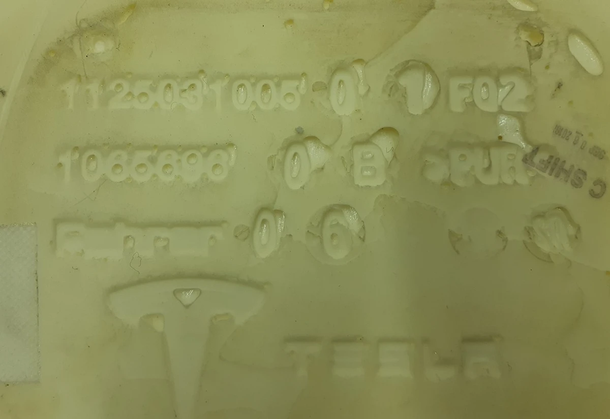 Пінний наповнювач нижньої частини сидіння 3-го ряду лівого Tesla model X 1065696B