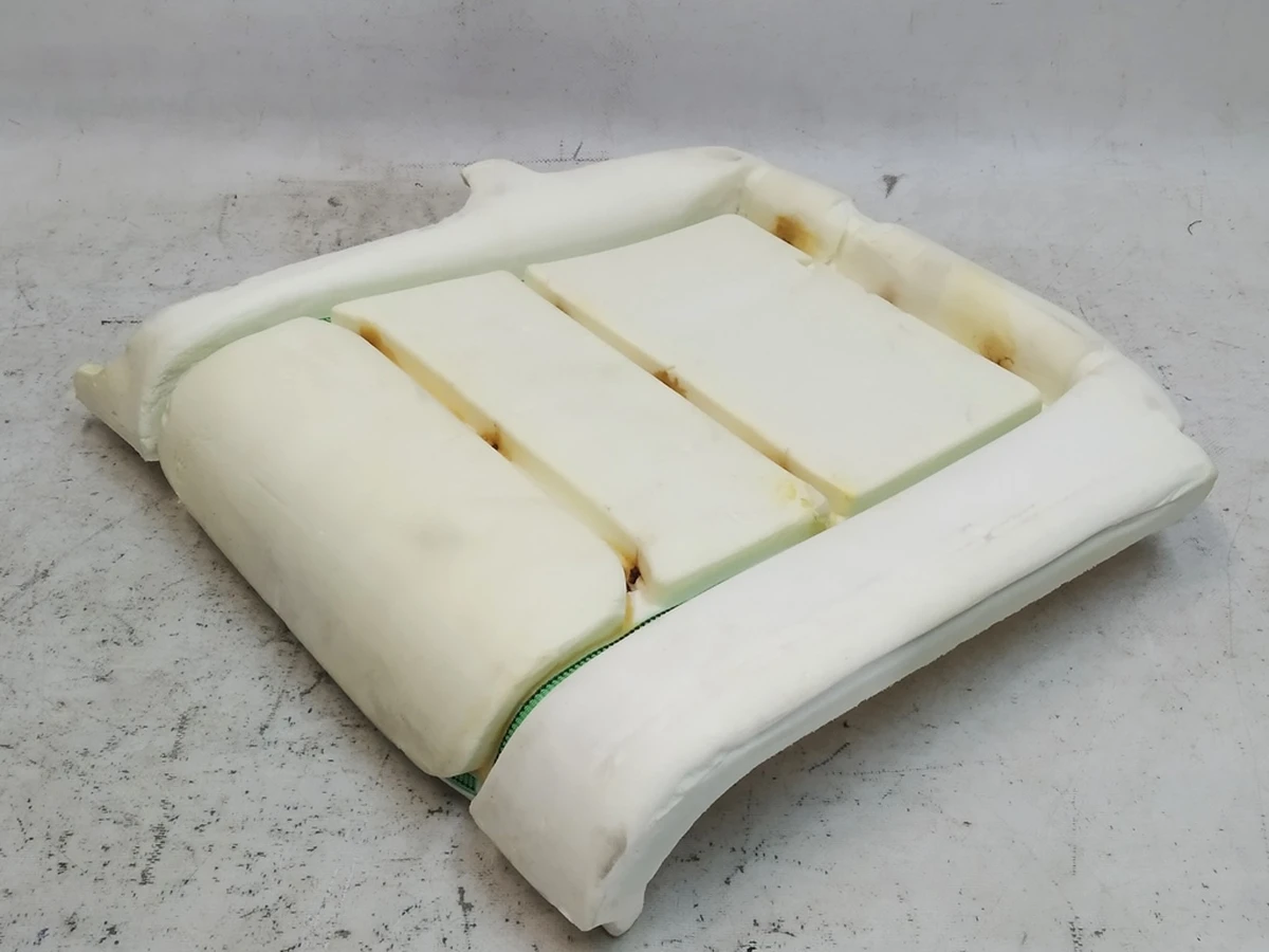 Пінний наповнювач нижній частині сидіння 3-го ряду лівого Tesla model X 1065696D