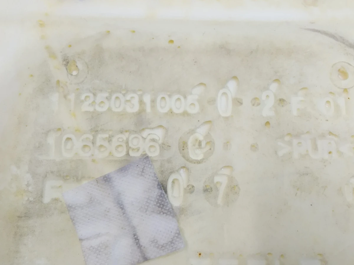 Пінний наповнювач нижній частині сидіння 3-го ряду лівого Tesla model X 1065696D