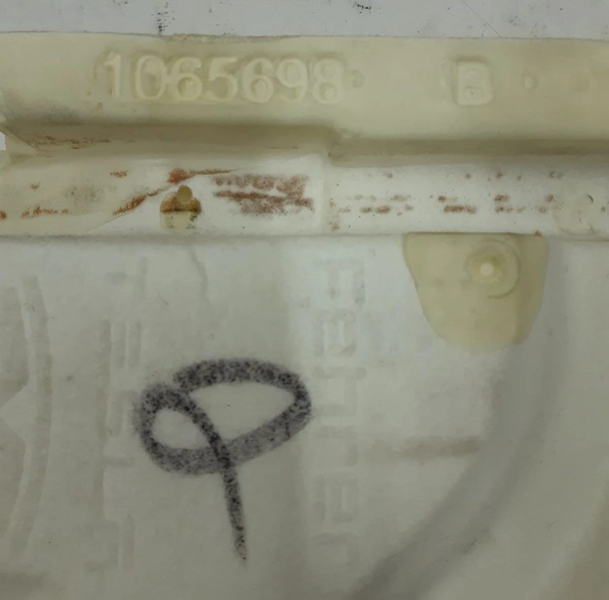 Пінний наповнювач спинки сидіння 3-го ряду лівого Tesla model X 1065698B