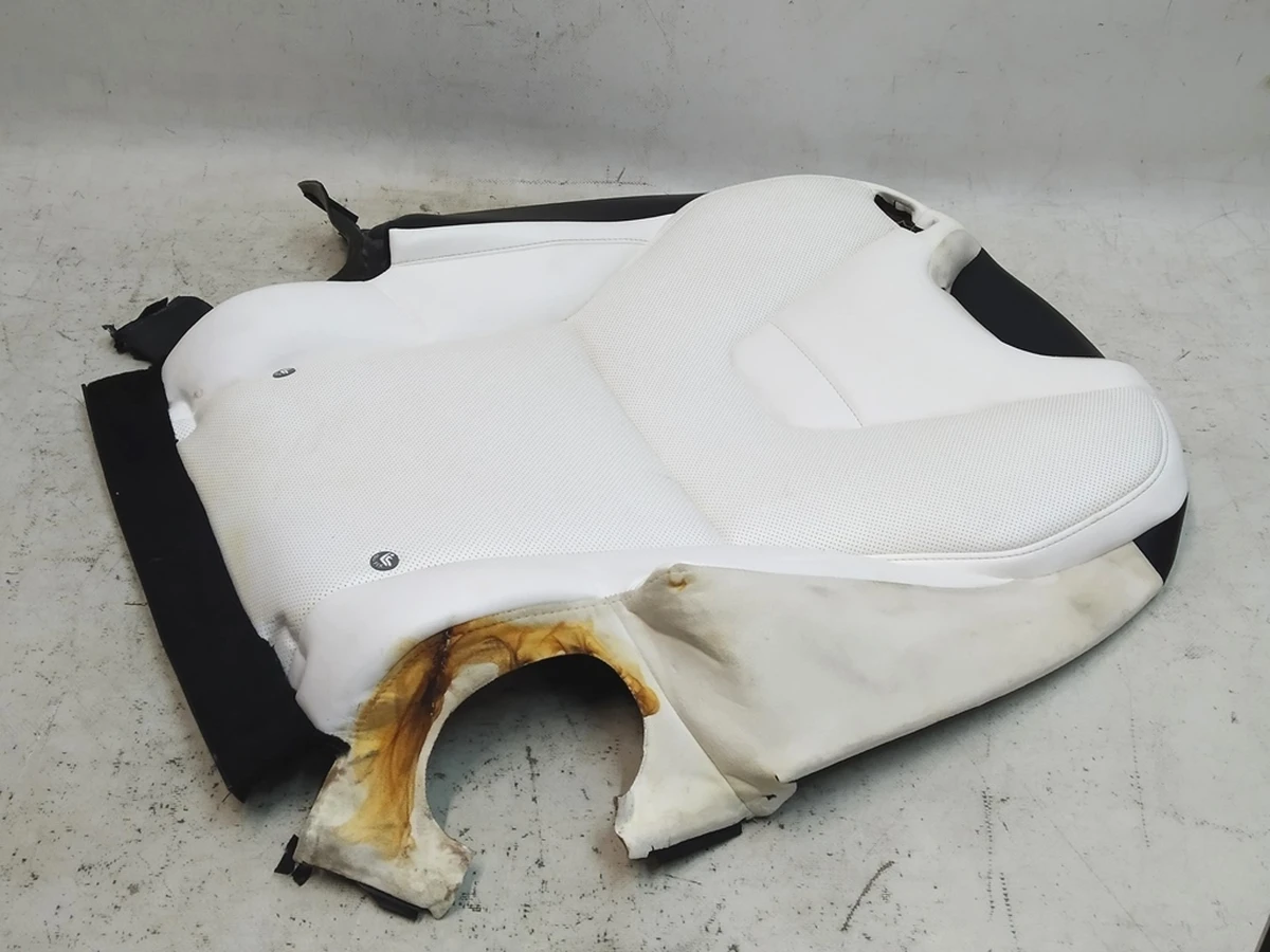 1 Обшивка спинки 3-го ряда сидений правая LUX ULTRA WHITE Tesla Model X 1074842-04-C