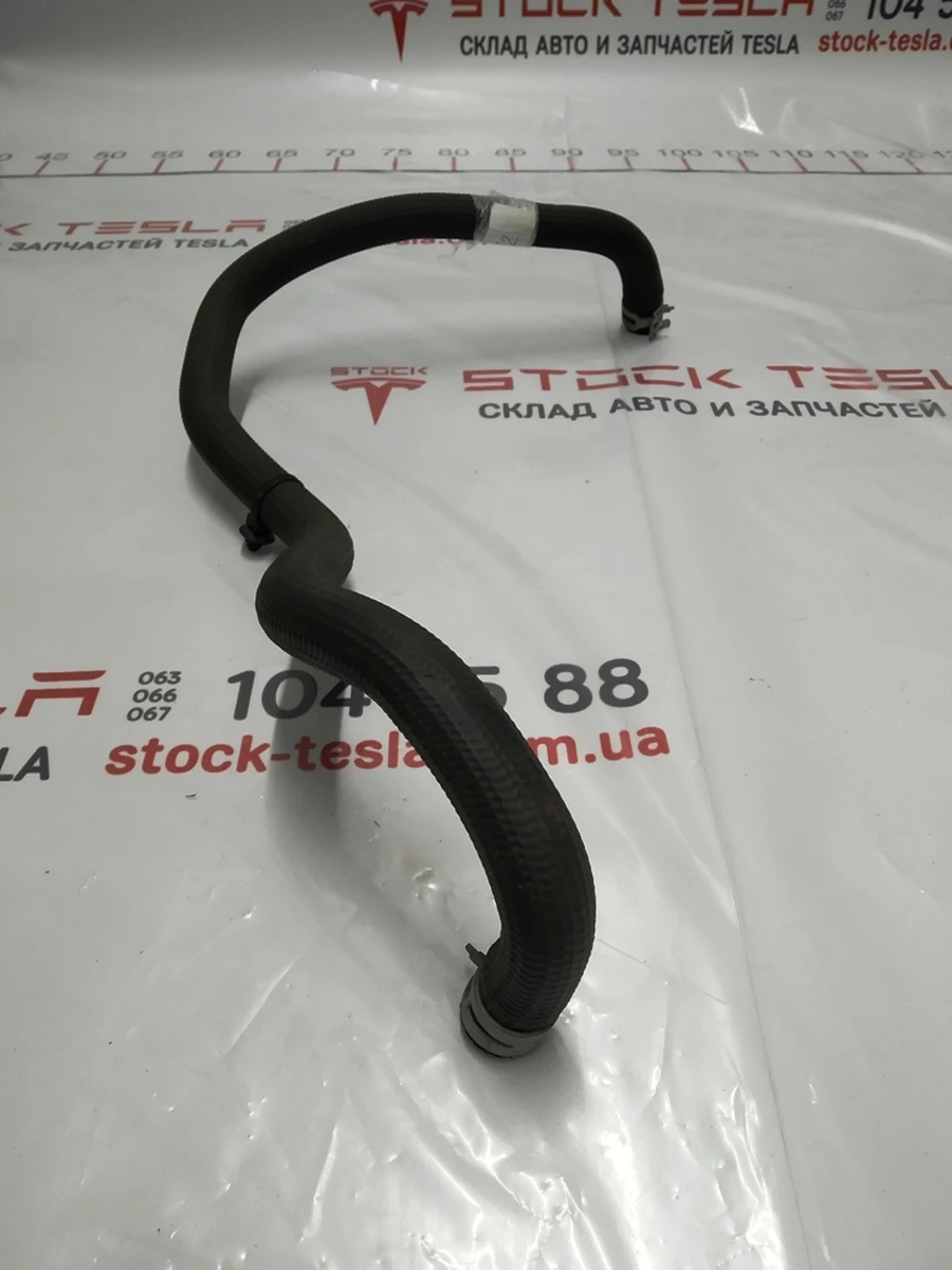 34 Battery cooling hose from chiller to pump Tesla model S REST 1065816-00-B