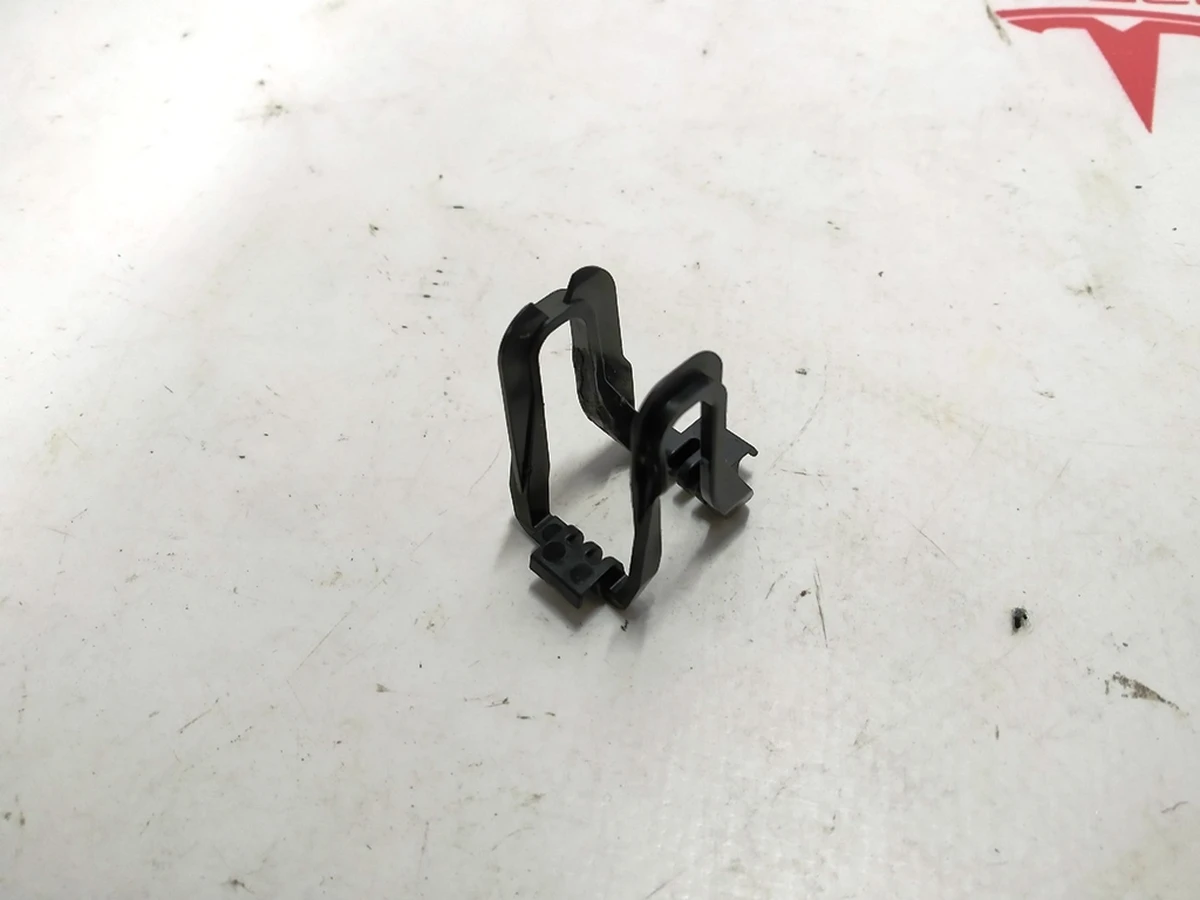 11 Направляющая замка двери (пластик) задней левой/правой Tesla model X 1066141-00-E