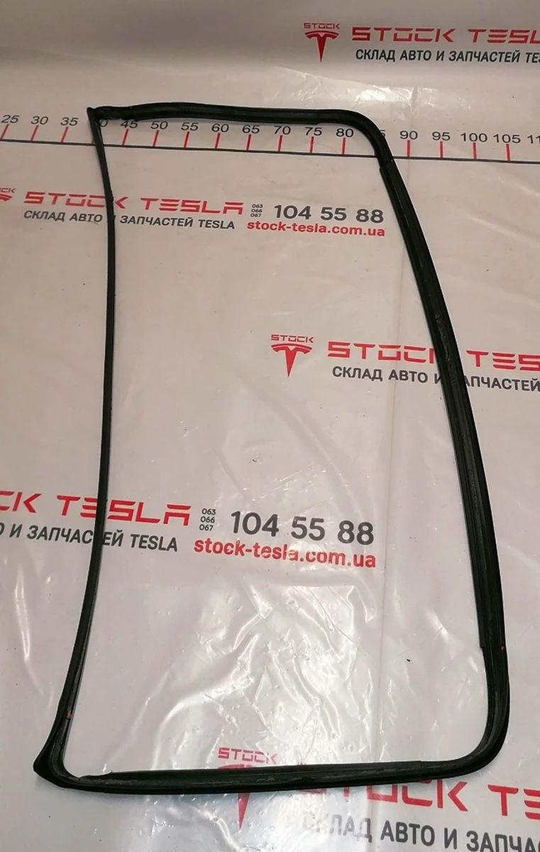 1 Уплотнитель верхней панели двери задней правой Tesla model X 1483698-00-B