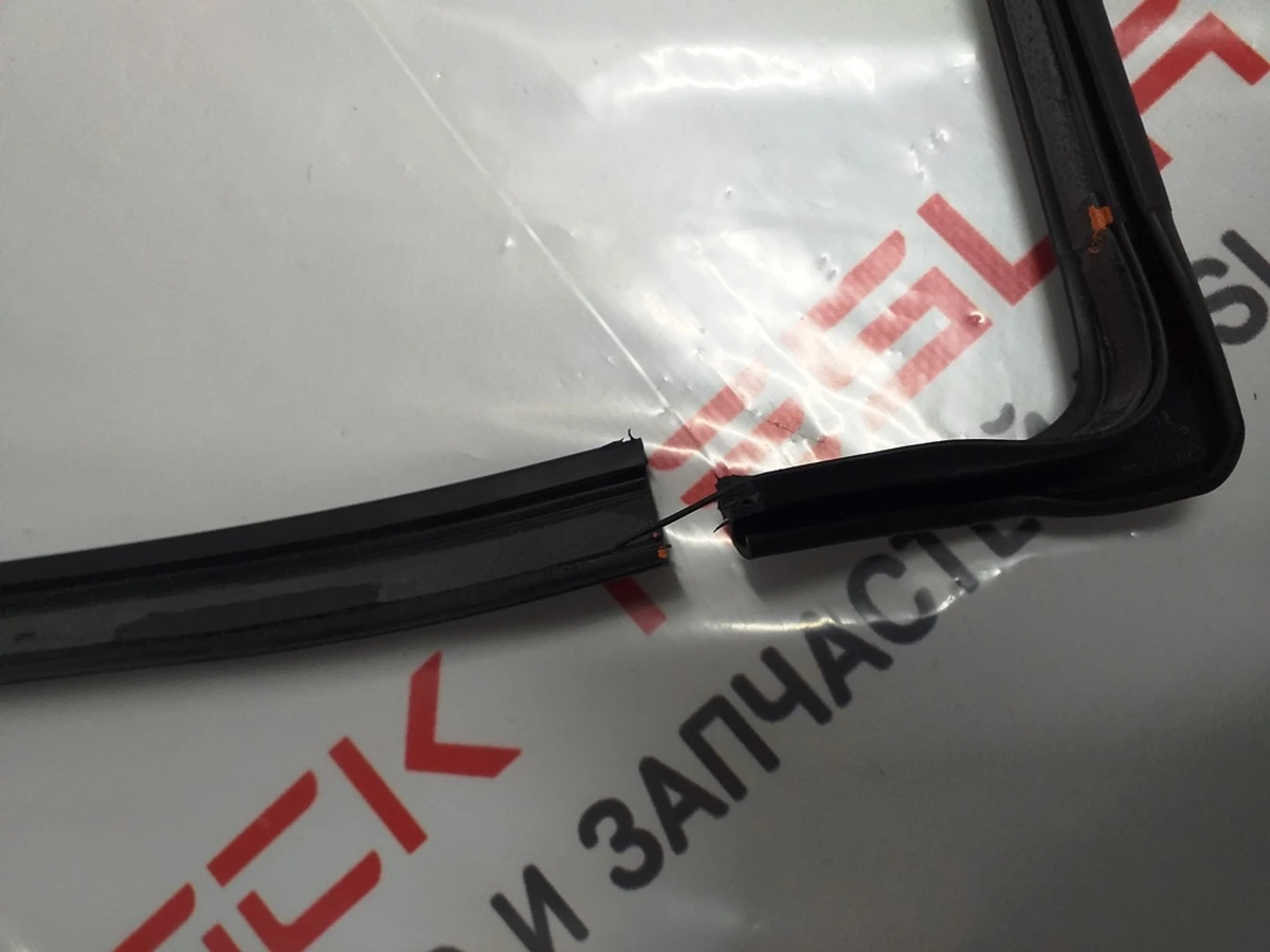 Уплотнитель верхней панели двери задней правой (разорван по шву) Tesla model X 1049388-00-C