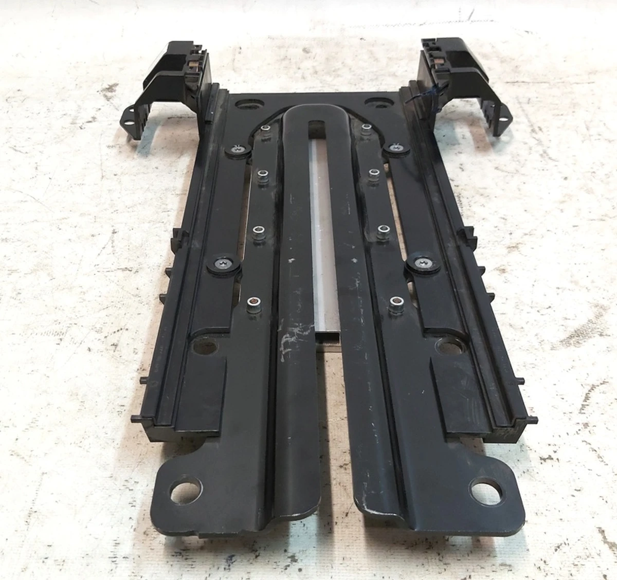 Салазки сиденья второго ряда одинарного нижняя часть Tesla Model X 1094701-00-A