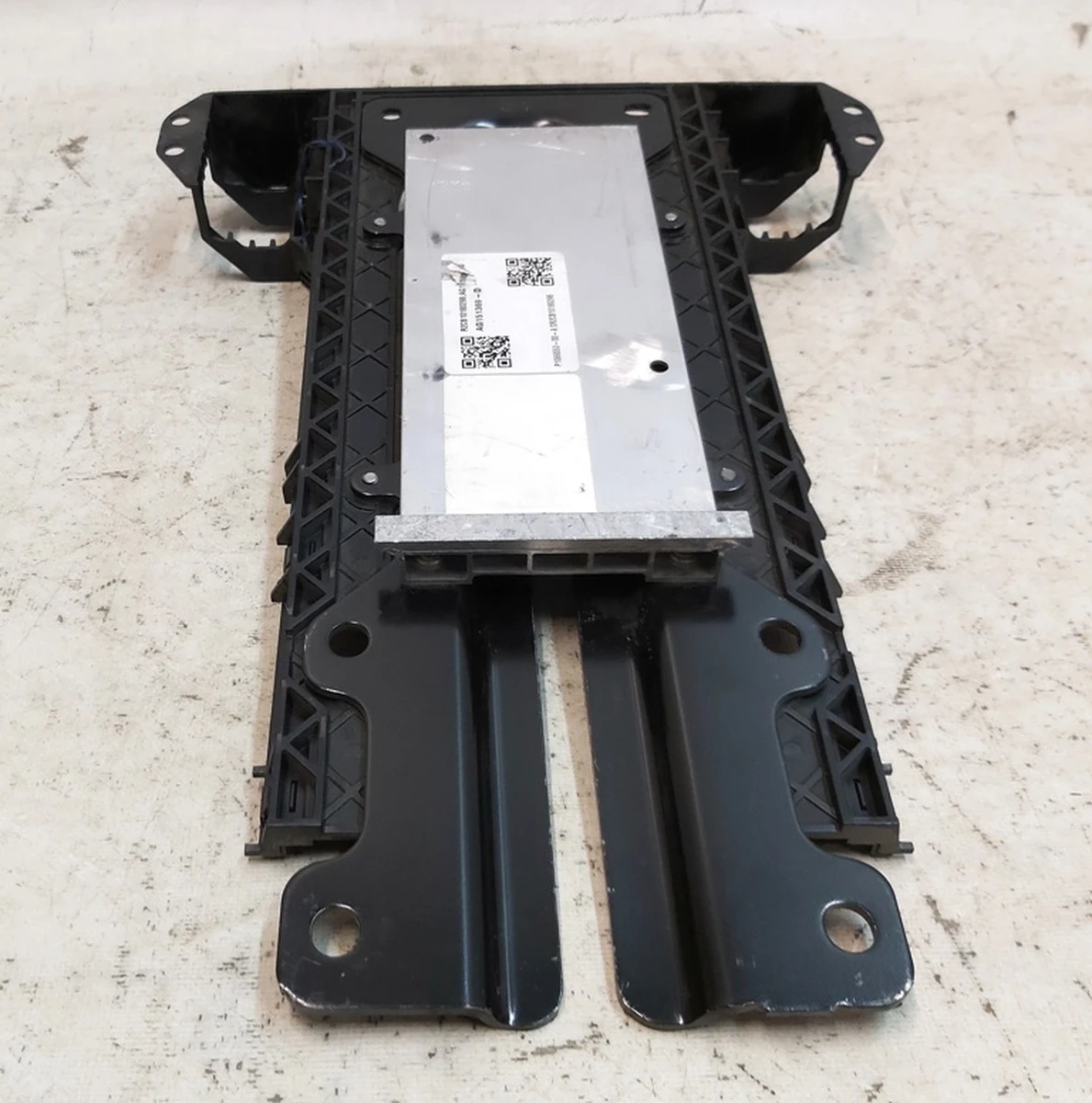 Second row seat slide, single lower part Tesla Model X 1094701-00-A