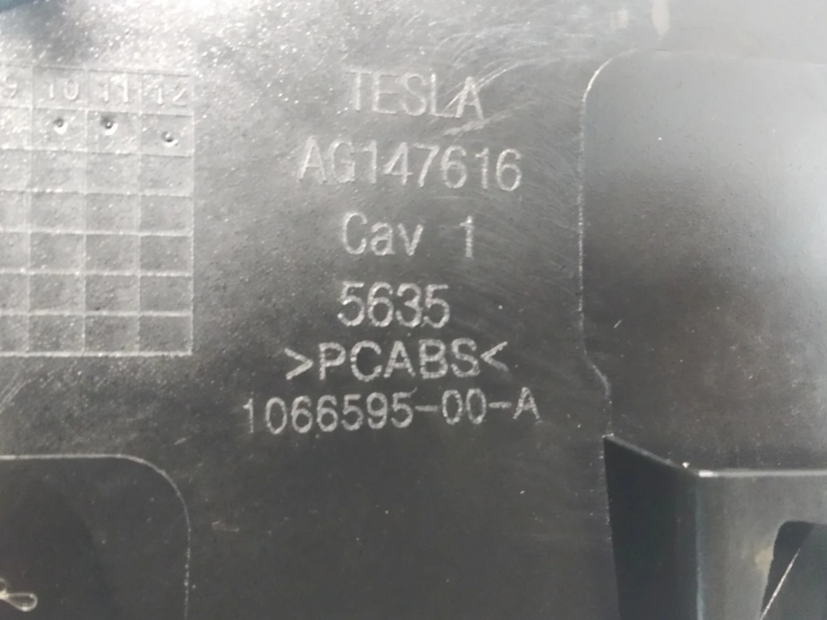 5 Накладка декоративна сидіння водія нижня права глянцева (пошкодження) Tesla model S, model X 1066595-00-A