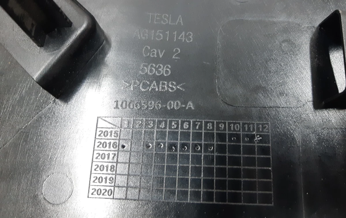 13 Накладка декоративна сидіння пасажира нижня ліва глянцева Tesla model S REST, model X AG151143