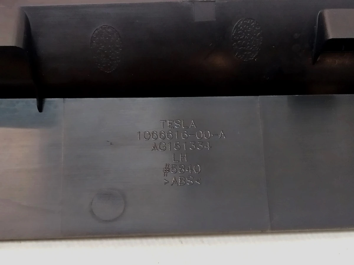 13 Накладка декоративна санчат сидіння водія нижня ліва довга Tesla Model X 1066616-00-A