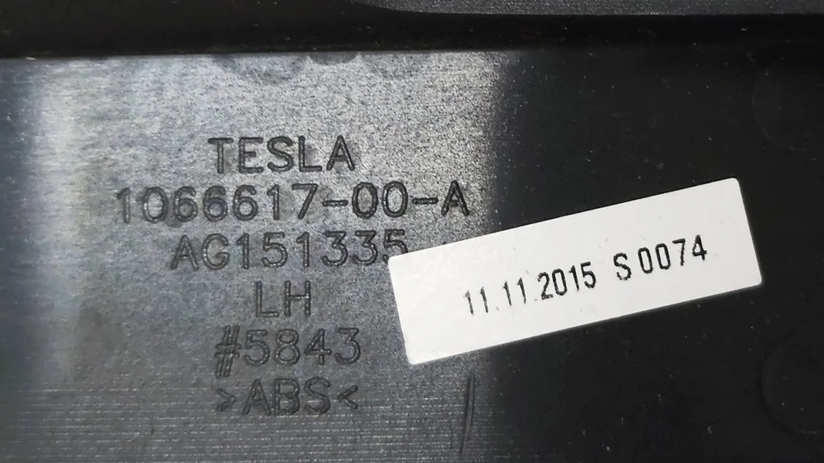 14 Накладка декоративная салазок сиденья водителя нижняя правая длинная с повреждением Tesla model X 1066617-00-A