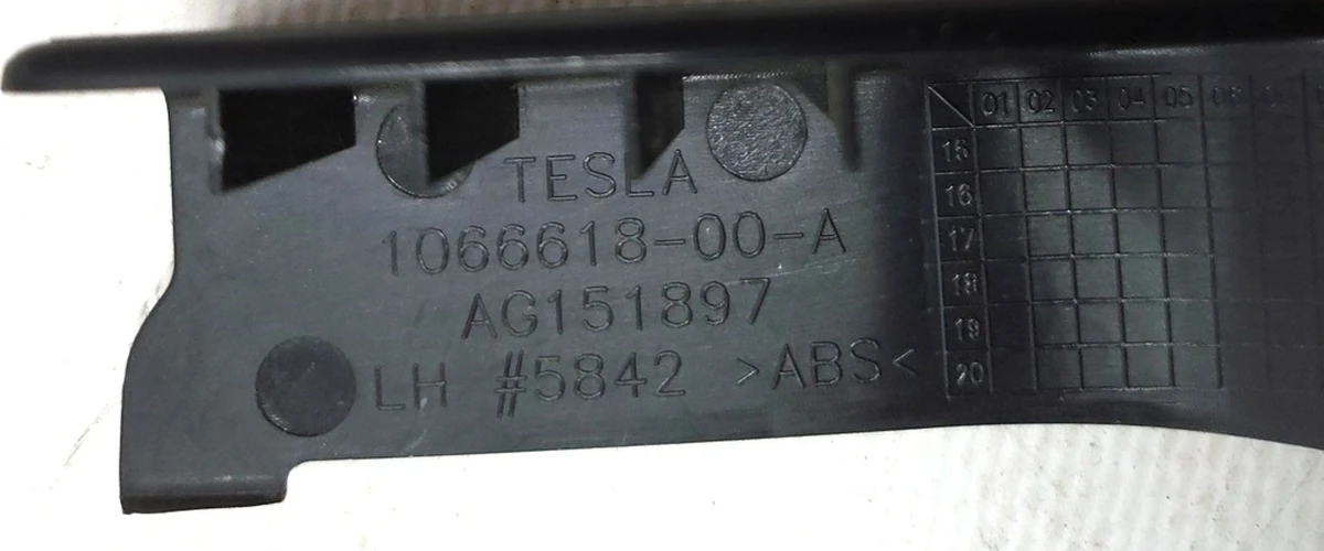 17 MX 1R RAIL CVR ALL SEAT LH INR FRT with damage Tesla model X 1066618-00-A