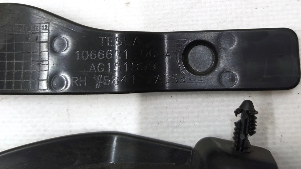 20 Накладка декоративна санок сидіння водія нижня права задня коротка з пошкодженням Tesla model X 1066621-00-A