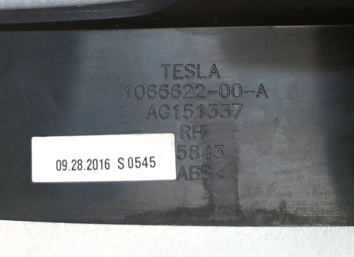 15 Накладка декоративна санок пасажирського сидіння нижня ліва бічна Tesla model X 1066622-00-A